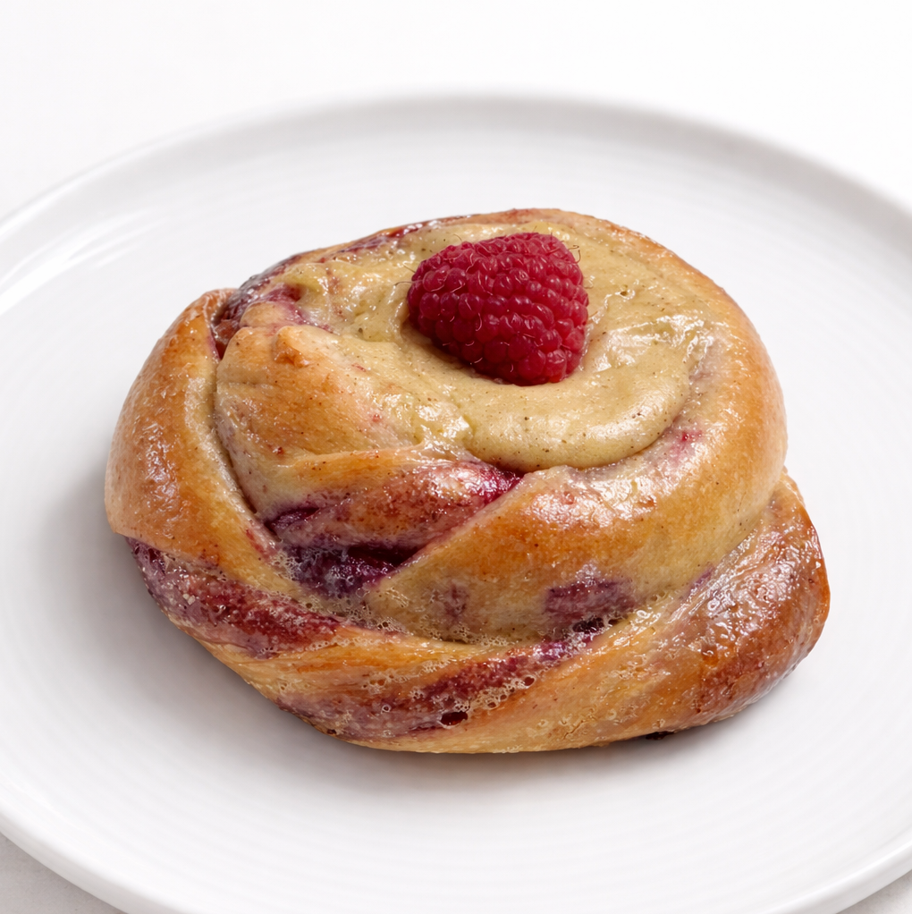 Hallonbullar - Schwedische Himbeer-Schnecken mit Vanillecreme-Topping