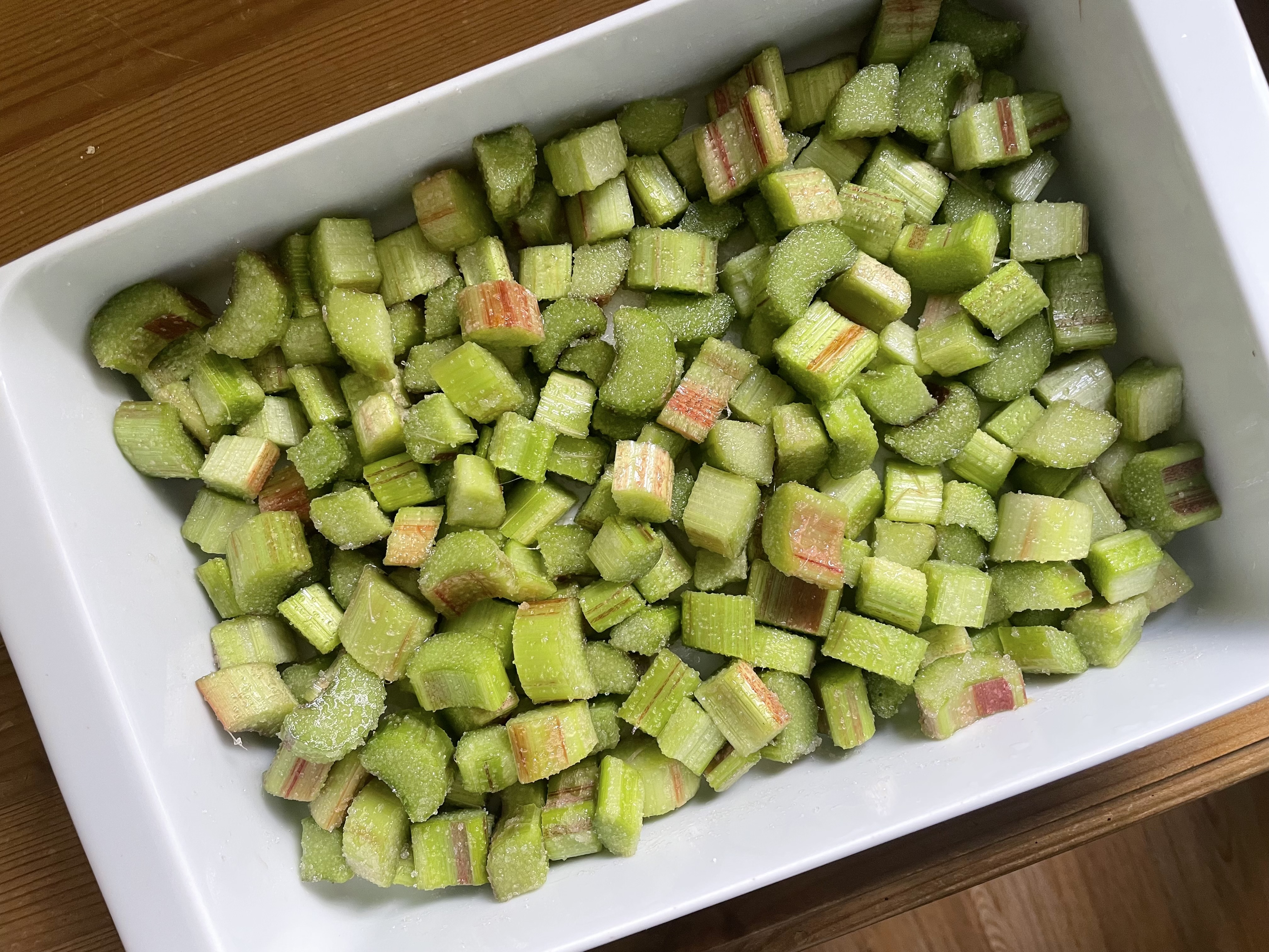 Rhabarber-Nuss-Crumble mit Tonka-Bohne