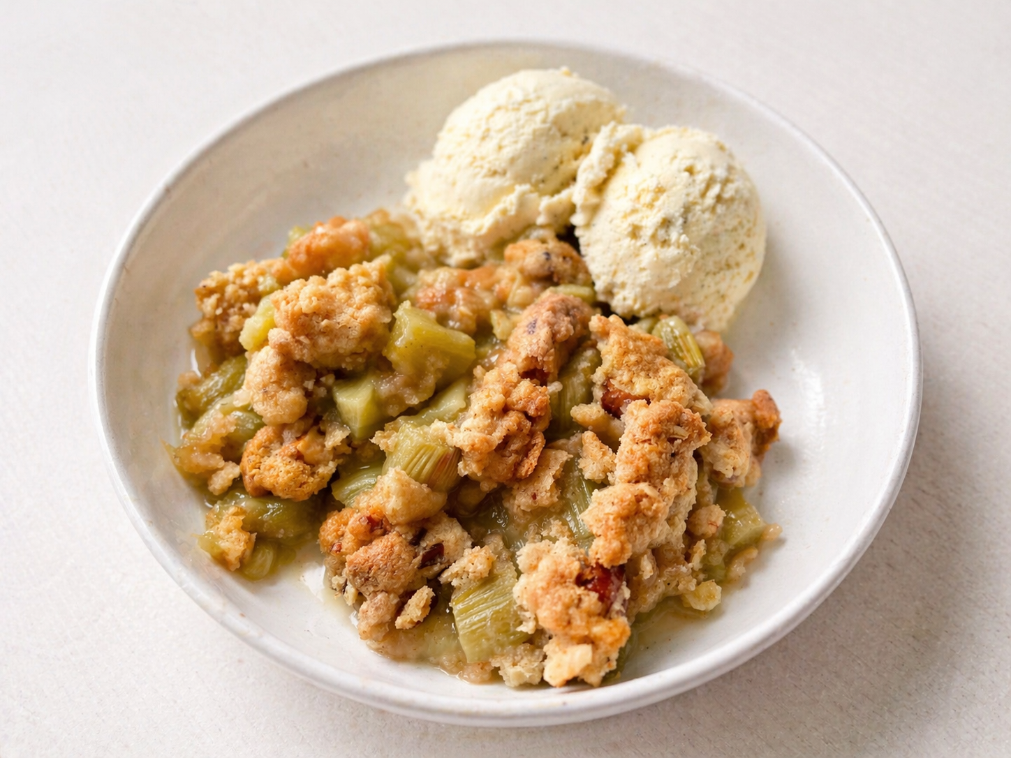 Rhabarber-Nuss-Crumble mit Tonka-Bohne